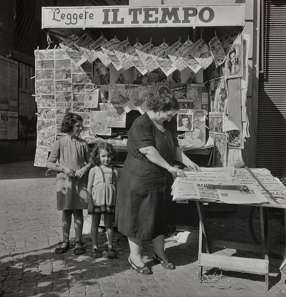 Una venditrice e due bambine a un'edicola con l'insegna «Leggere Il Tempo», 1947