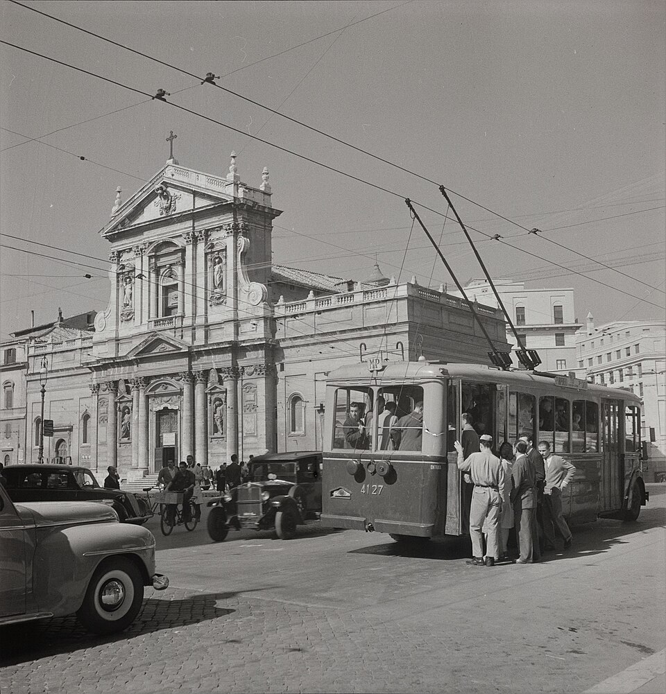 Un filobus e passeggeri davanti a una chiesa barocca, Roma 1947