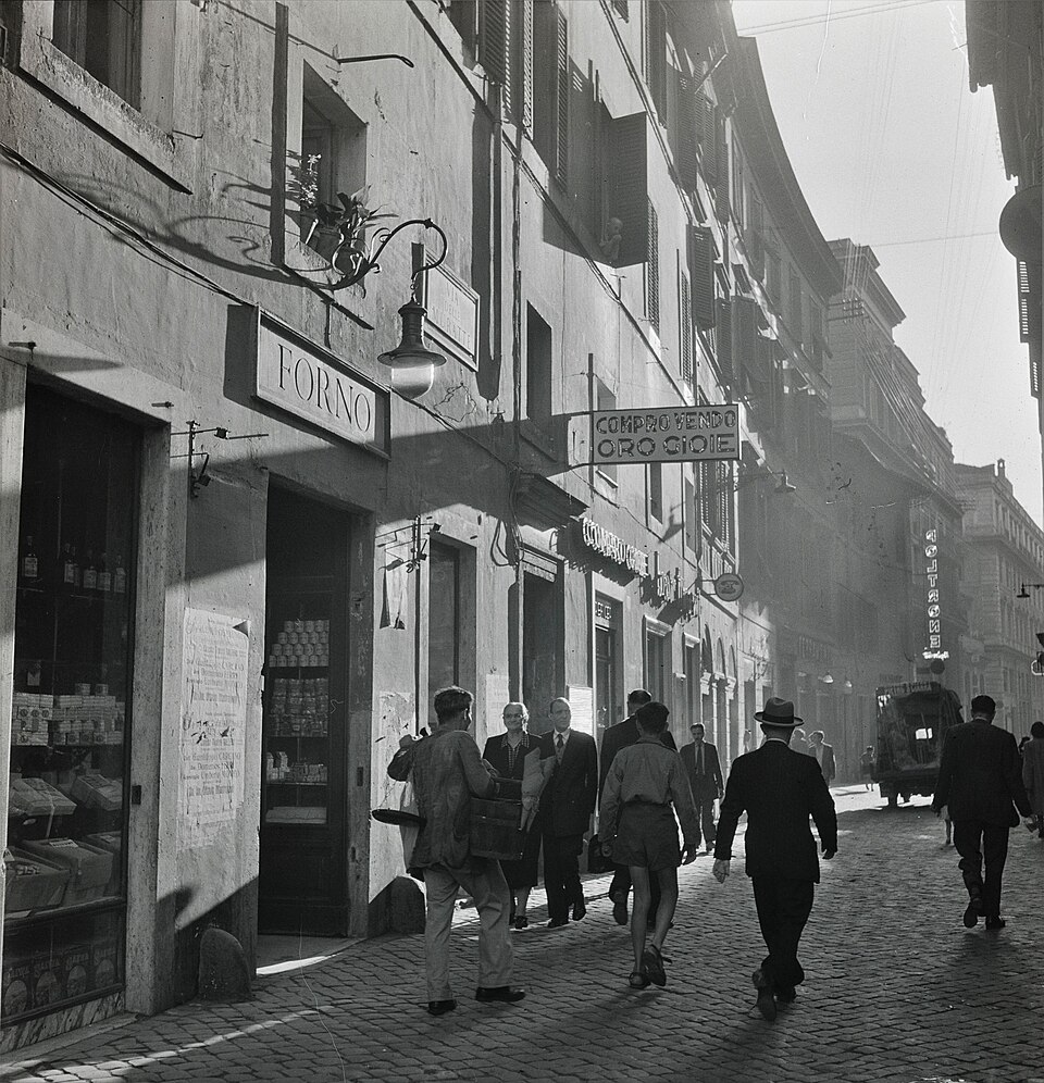 Una strada del centro di Roma con un forno e altre botteghe, 1947