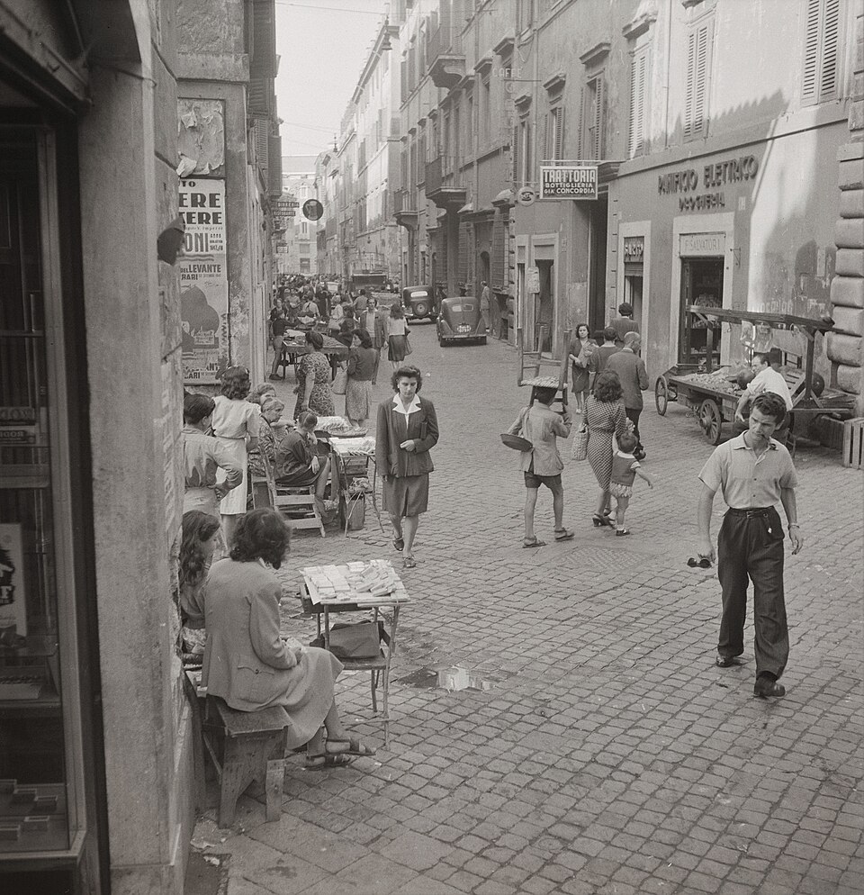 Bancarelle e passanti in una strada del centro di Roma, 1947