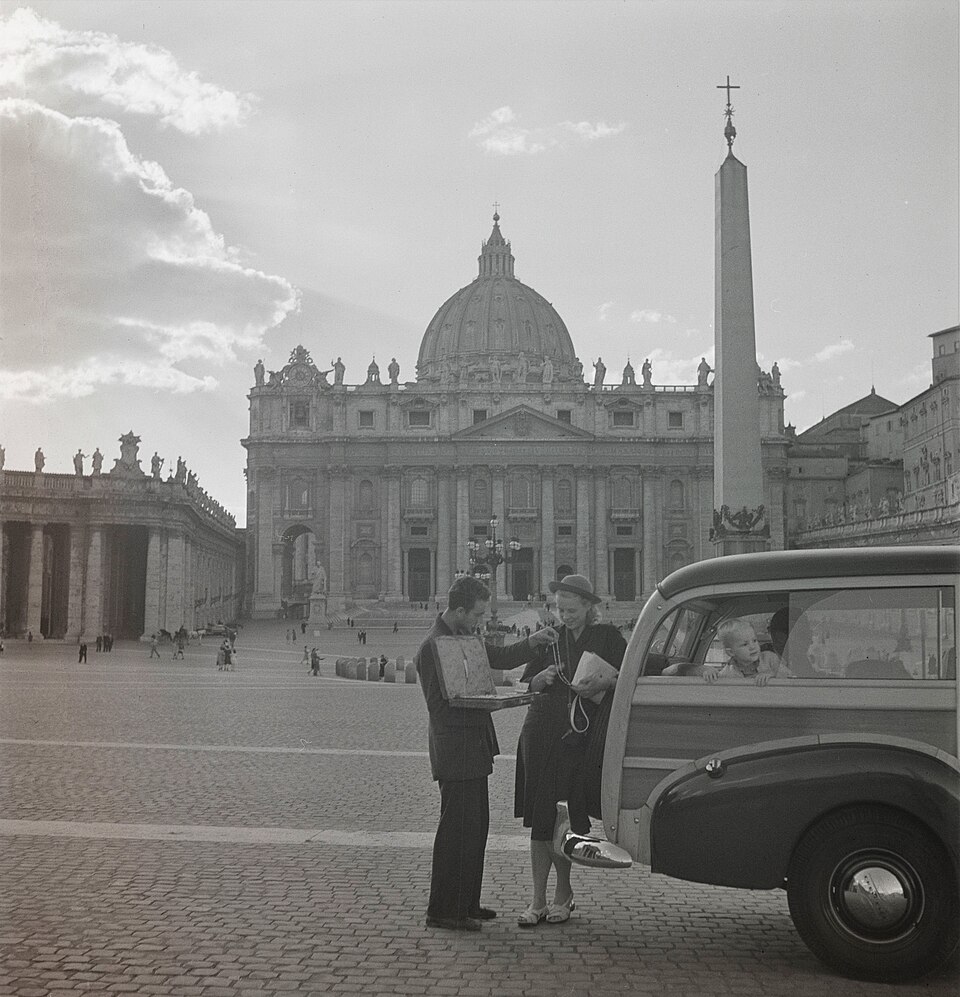 Un venditore ambulante e una famiglia in piazza San Pietro, 1947