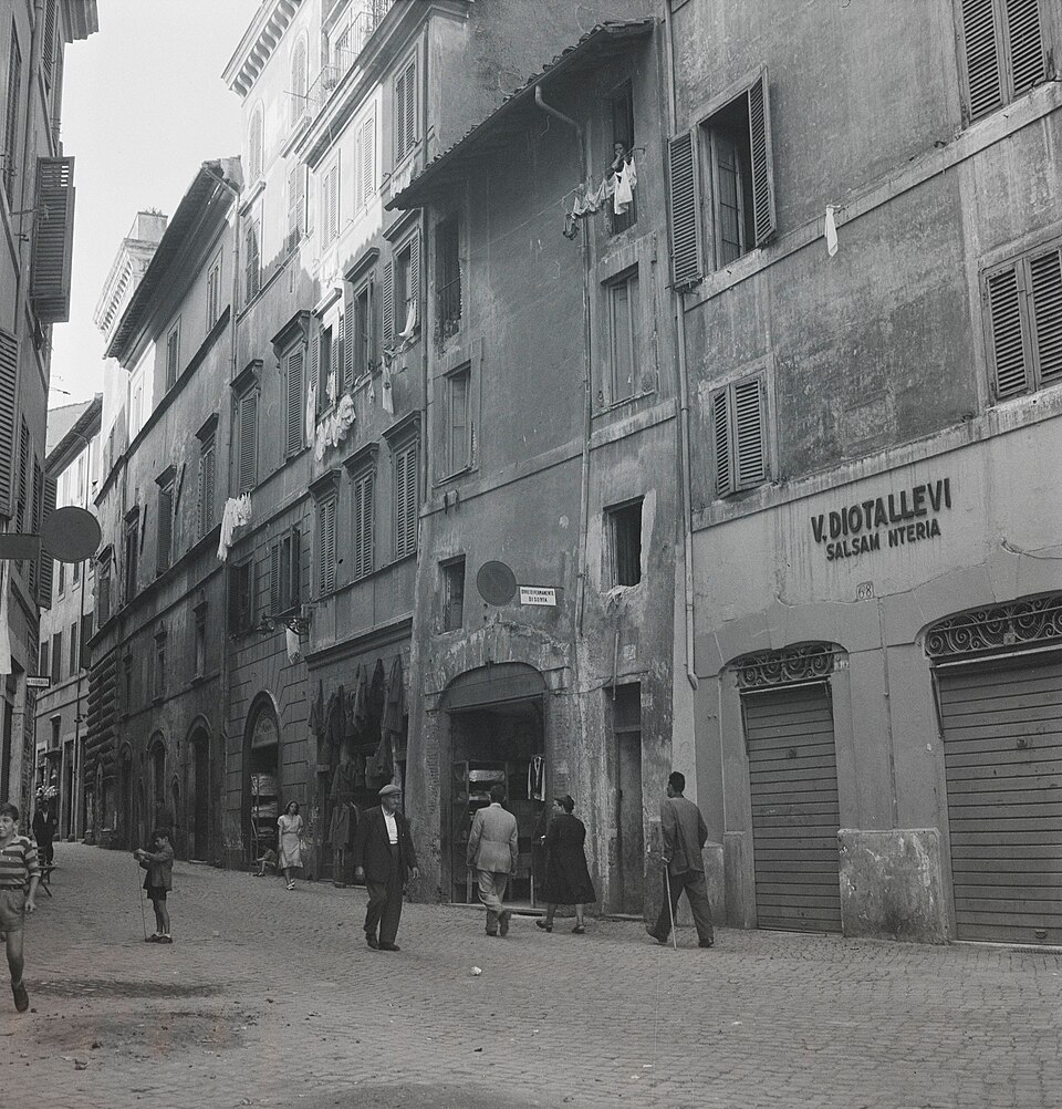 Un vicolo del centro di Roma con una salsamenteria e panni stesi, 1947