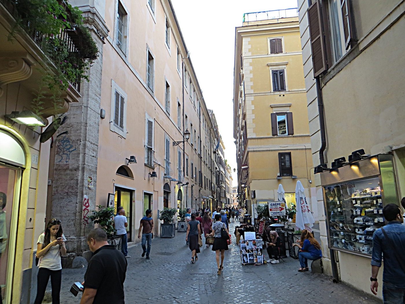 Via dei Giubbonari a Roma oggi, tra le botteghe