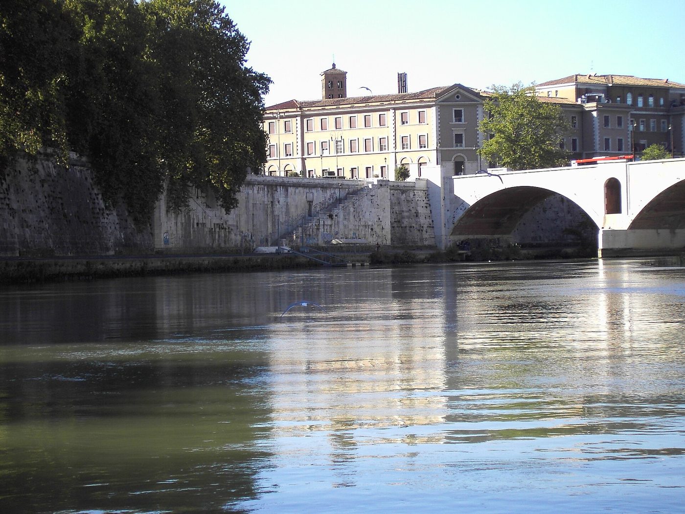 Il complesso di Santo Spirito in Sassia visto dal Tevere