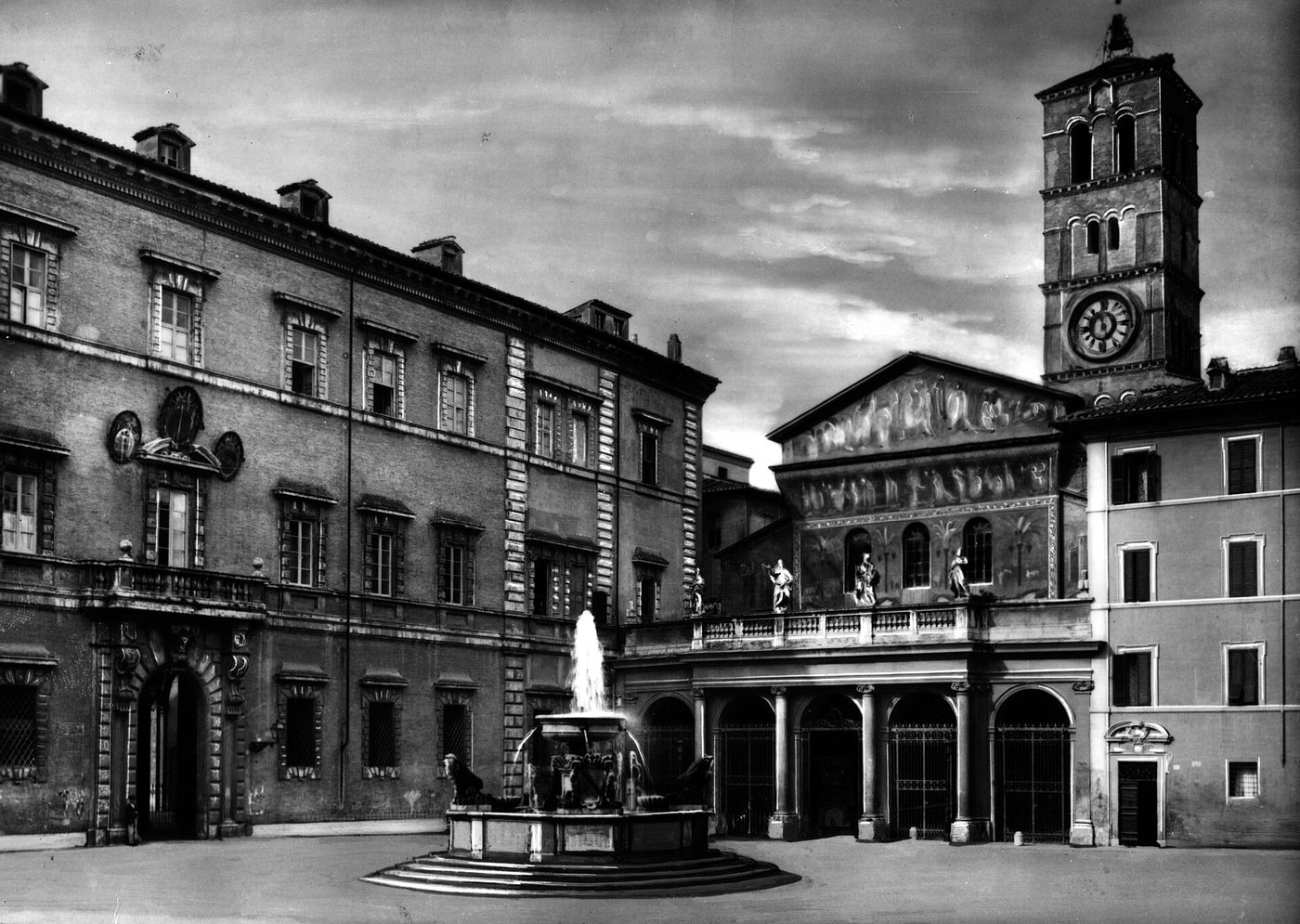 La basilica di Santa Maria in Trastevere nel 1961