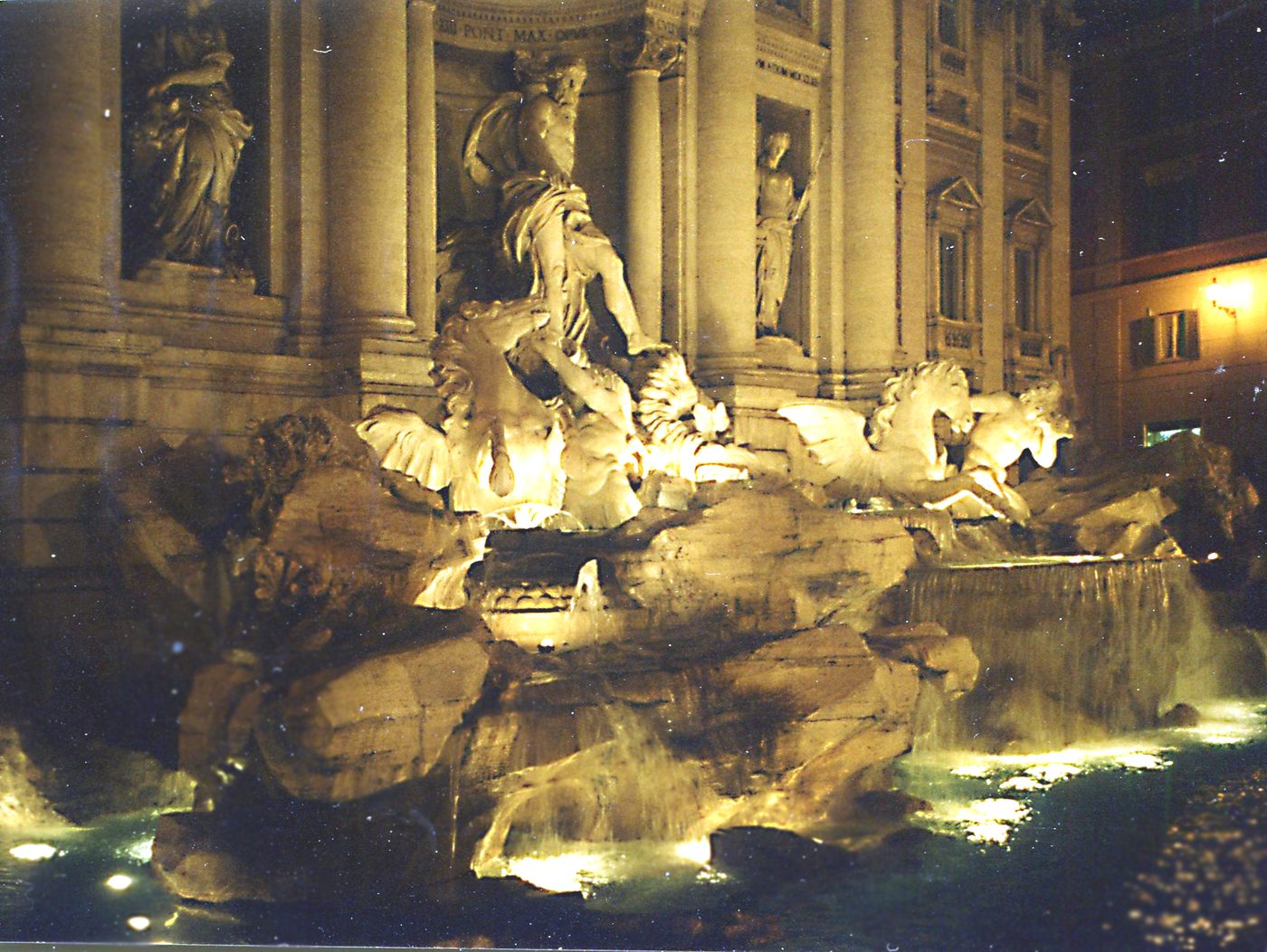 La Fontana di Trevi a Roma di notte